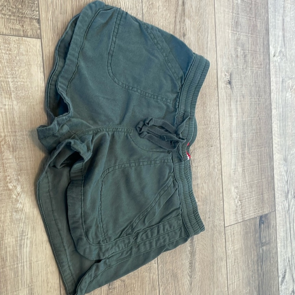 Union bag size S army green shorts.